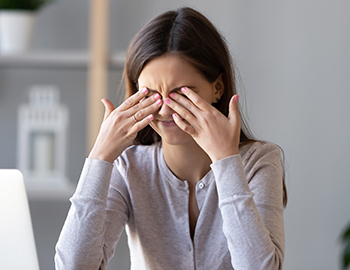 目をこする癖がある